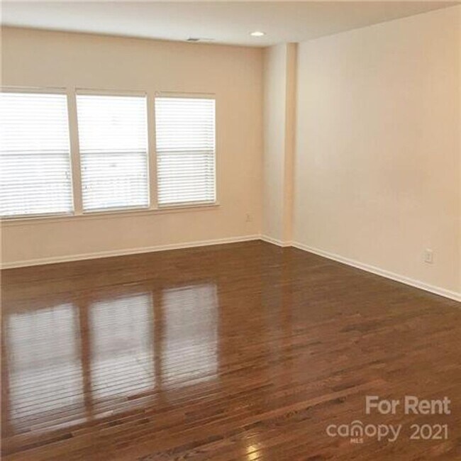 Foto del edificio - Beautiful three bedroom townhome