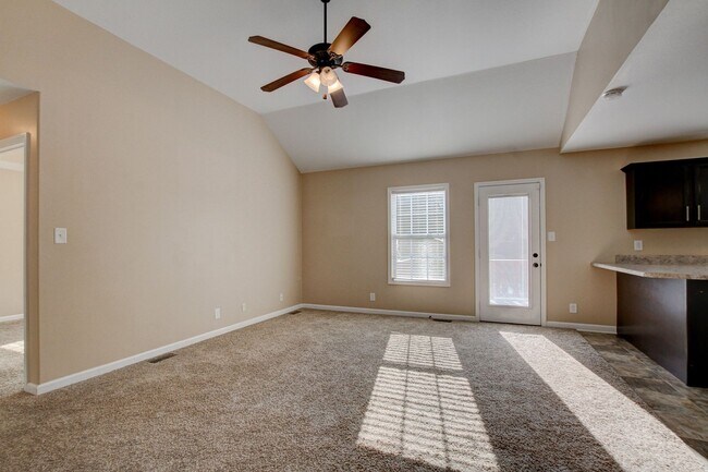 Foto del edificio - Charming Home Open Floor Plan with Spacious Living Room and Breakfast Bar