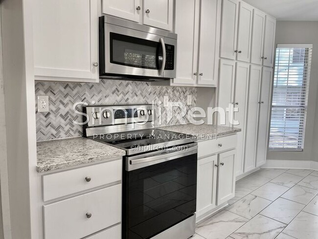 Foto del edificio - FULLY RENOVATED! 3 Bdrm / 2 Bath Home - Av...