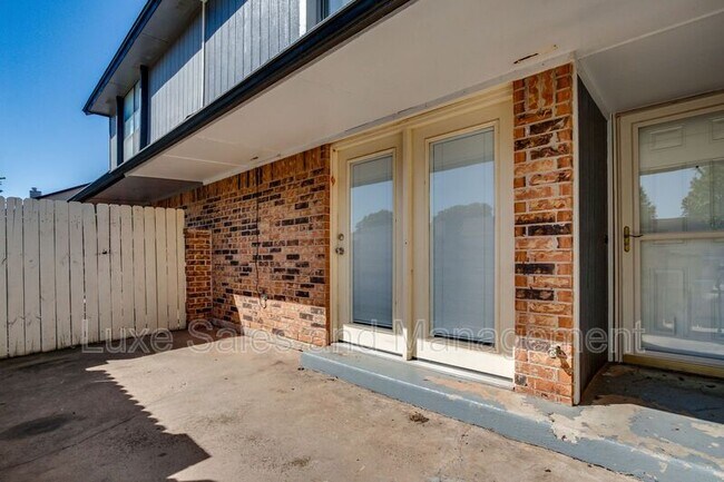 Building Photo - 13813 Fairhill Ave