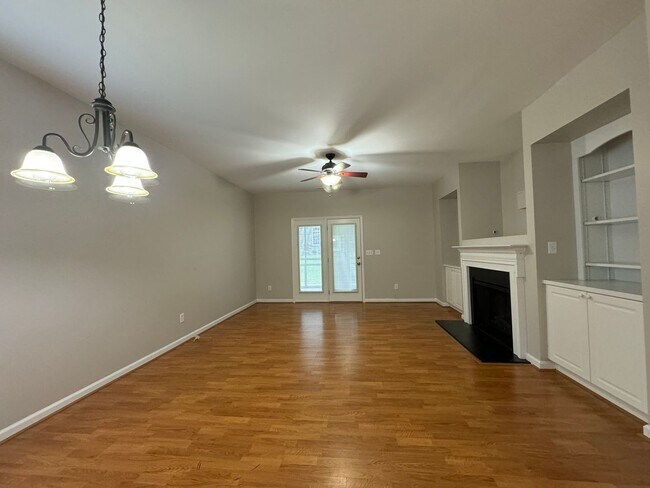 Building Photo - 3 Bedroom Townhome