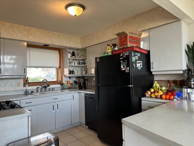 Building Photo - 3048 Waunona Way