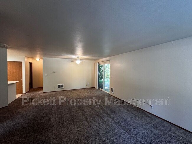 Foto del edificio - 9349 Old Military Rd NE