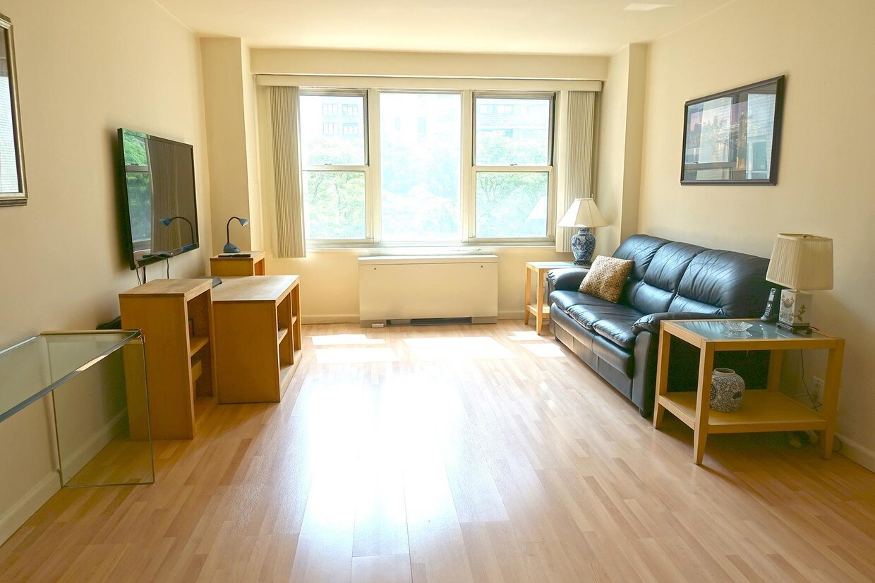 Primary Photo - 305 East 24th Street