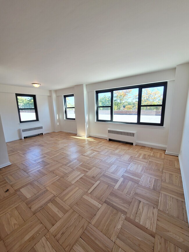 Very Large Living Room & Dining Area - 336 Pelham Rd