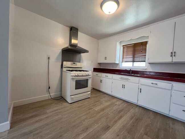 Foto del edificio - 2 Bed 1 Bath, 1 Car garage and W/D Hookups!
