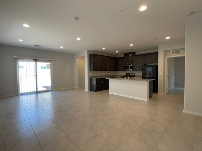 Foto del edificio - 4 BED 2 BATH 2 CAR GARAGE SINGLE STORY SINGLE FAMILY HOME w/ PAVED BACKYARD IN CADENCE COMMUNITY,...