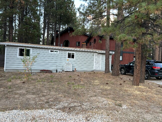 Building Photo - 715 Chipmunk Ln