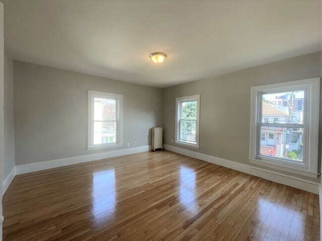 Building Photo - 45 Maple St