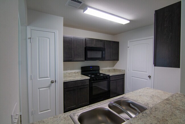 Building Photo - Imperial Heights - 22114 Grand Majestic Dr...