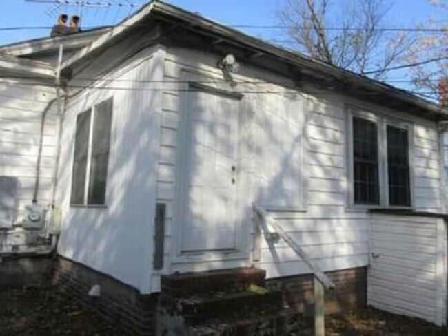 Building Photo - 3 bed 2 bath house. Laundry, all electric,...
