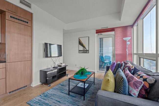 Building Photo - 15 Poyntz Ave