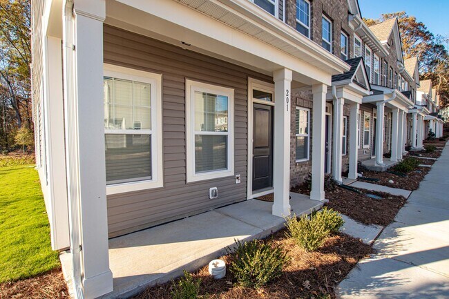 Foto del edificio - BEAUTIFUL 2 Bedroom Townhome in Cox Mill D...
