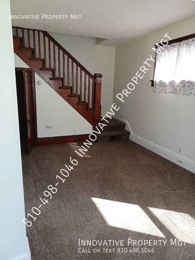 Building Photo - Near Downtown Holly Apartment!