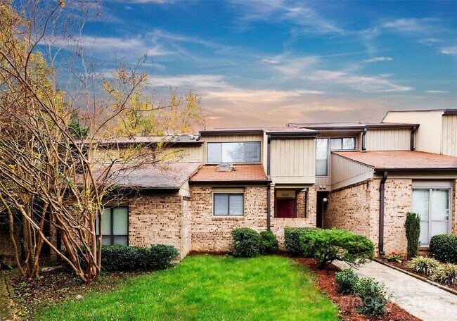 Foto del edificio - 7930 Charter Oak Ln