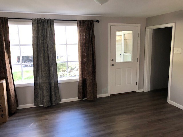 Living room - 1344 e Caracas ave