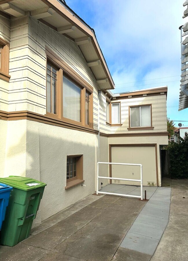 Foto del edificio - UPDATED BRIGHT 1500sf 3BR/1.5BA Home Westw...