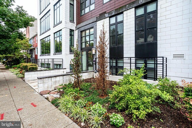 Building Photo - 1345 K St SE