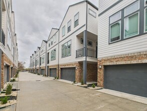 Building Photo - 754 W Donovan St