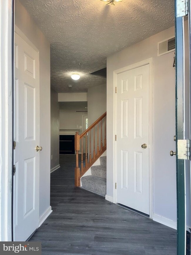 Building Photo - 9717 Harvester Cir