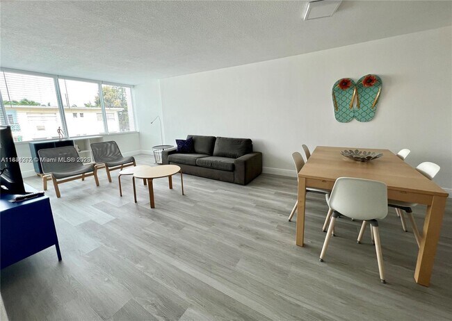 Foto del edificio - 8233 Harding Ave