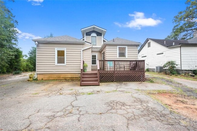 Building Photo - 2992 Memorial Dr SE