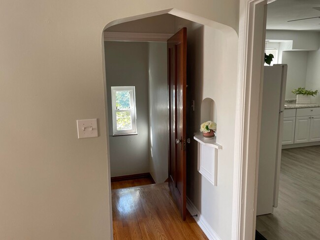 Building Photo - CHEVIOT - Adorable 1-2 bed in upstairs of ...