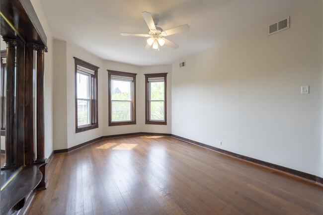 Building Photo - 666 E 50th Pl