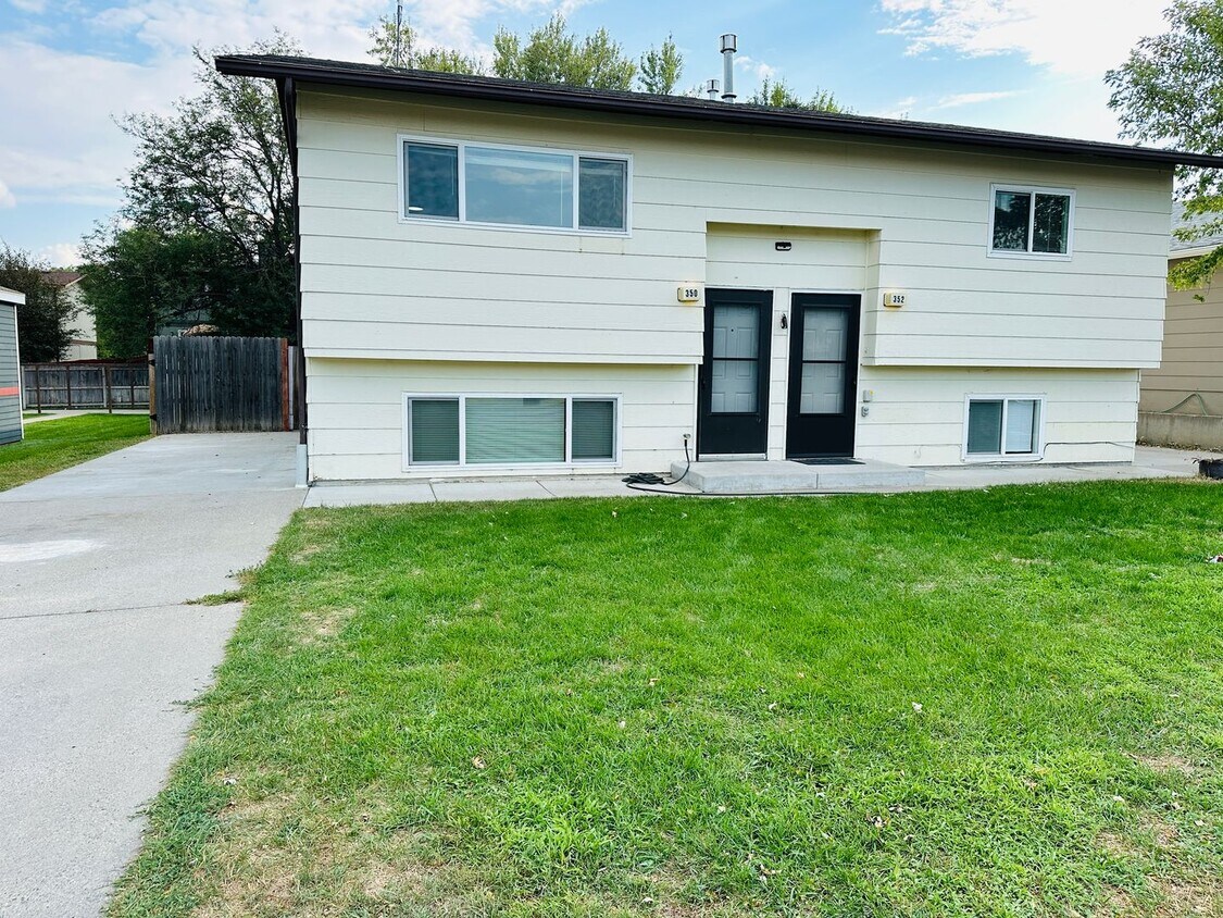 Primary Photo - Fresh Remodel, Pet Friendly 2 bedroom in B...