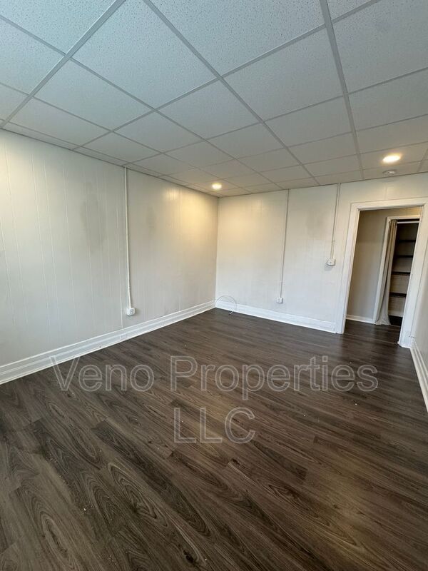 Building Photo - 221 Spring Ave