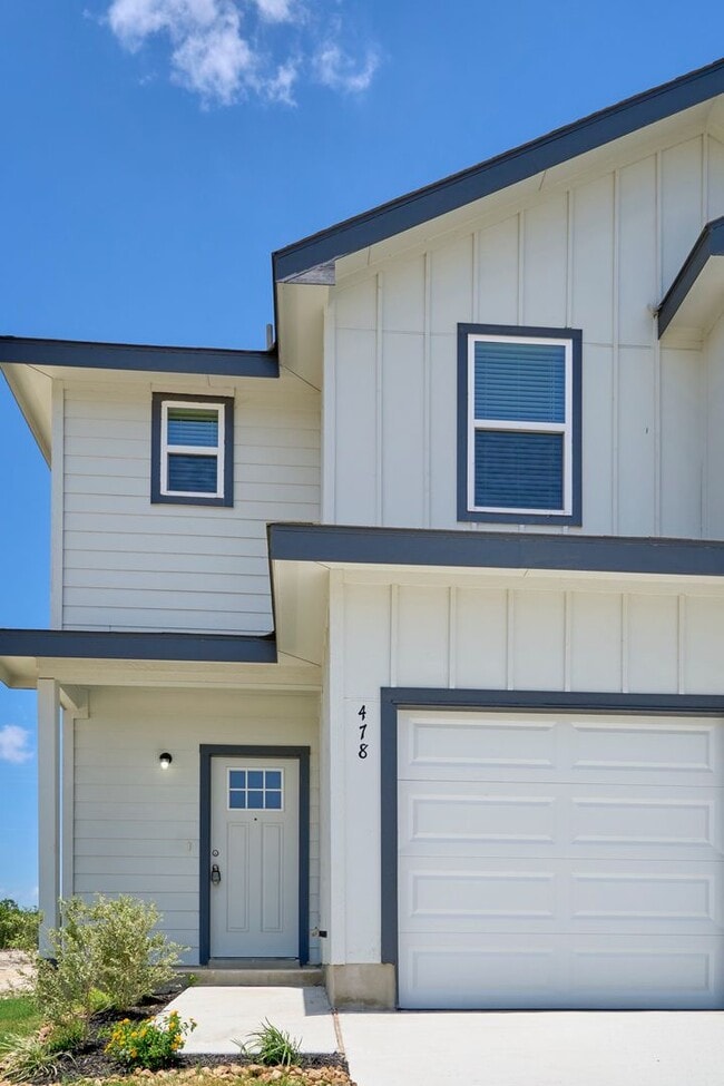Building Photo - Hunters Ranch Beauty! 3 Bedroom 2 1/2 Bath Townhome