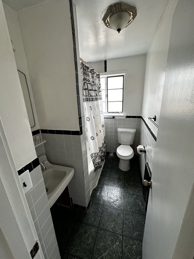 Building Photo - 723 E Hunt Rd