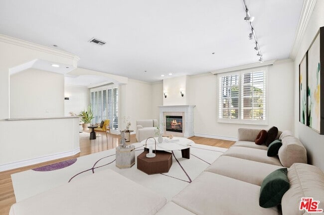 Building Photo - 433 N Doheny Dr
