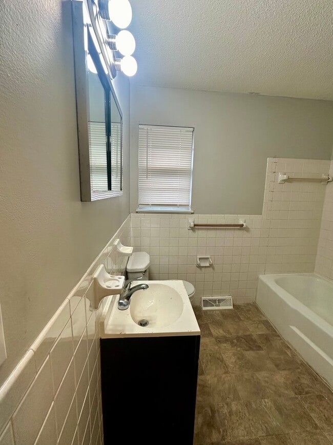 Building Photo - Cute 3 Bedroom 1 Bath Ranch For Rent!