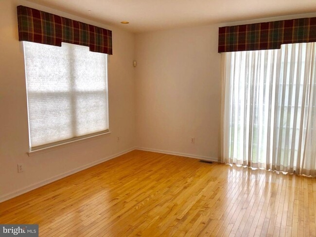 Building Photo - 1081 Chanticleer