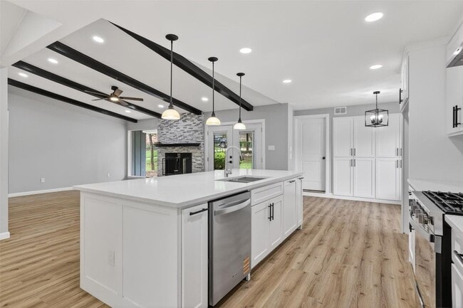 Building Photo - 3204 Greenbriar Ln