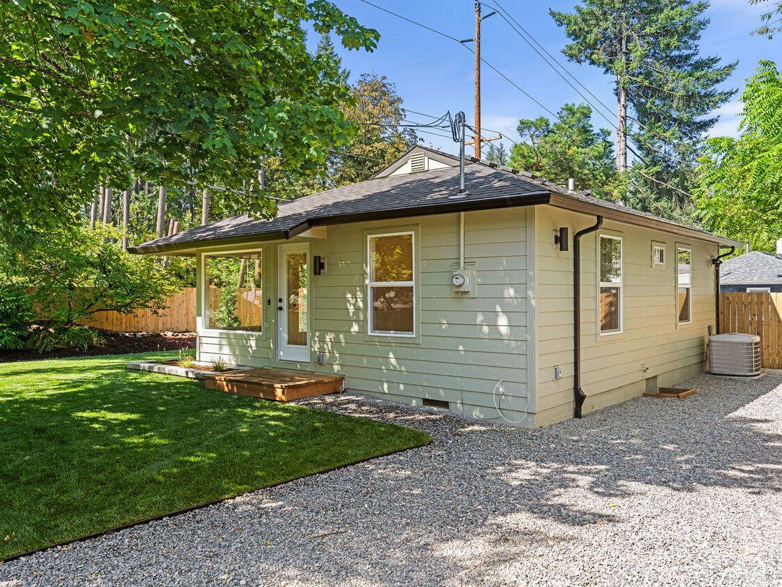 Primary Photo - Light-Filled, Fully Remodeled 2?Bed / 1?Ba...