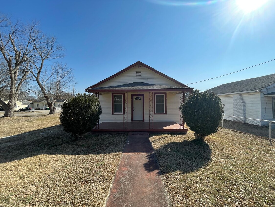 Foto principal - One-story home with front porch