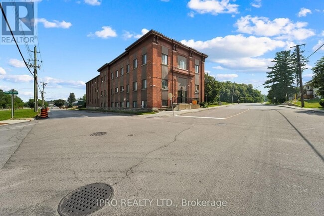 Building Photo - 6-16 John St S