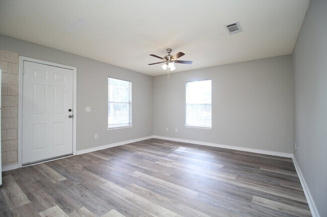 Foto del edificio - Gulf Breeze 3-Bedroom, 1-Bath Home Zoned for Top Schools with Quick Access to Pensacola and Pensa...