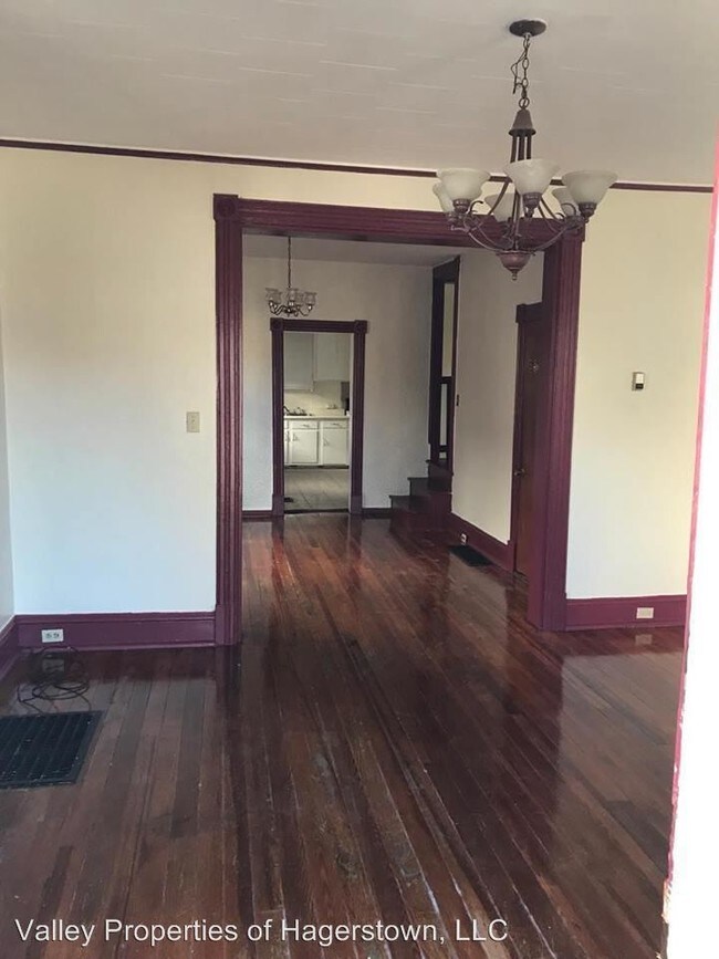 Building Photo - 3 br, 1 bath House - 230 N Mulberry St