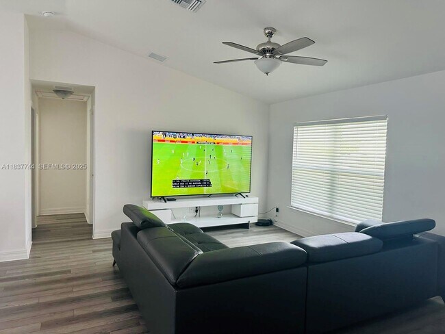 Foto del edificio - 2524 NE 5th Ave