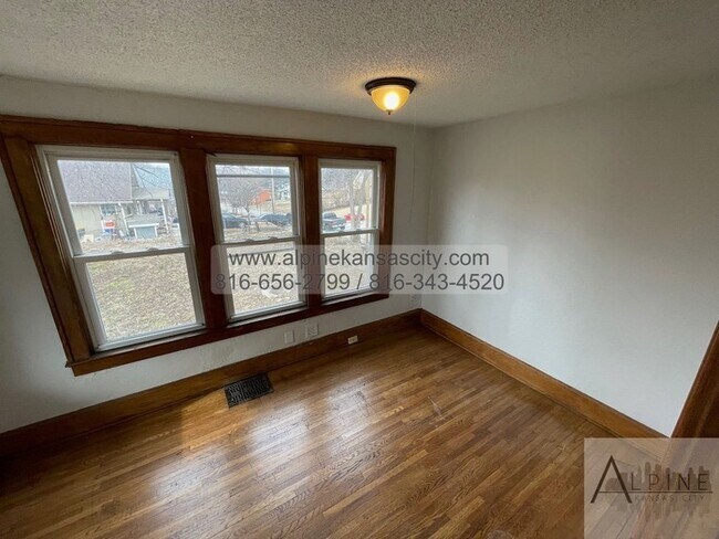 Building Photo - Large KCK Home