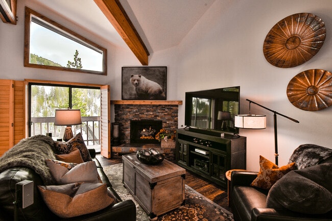 Viviendo - 400 Fairview Blvd