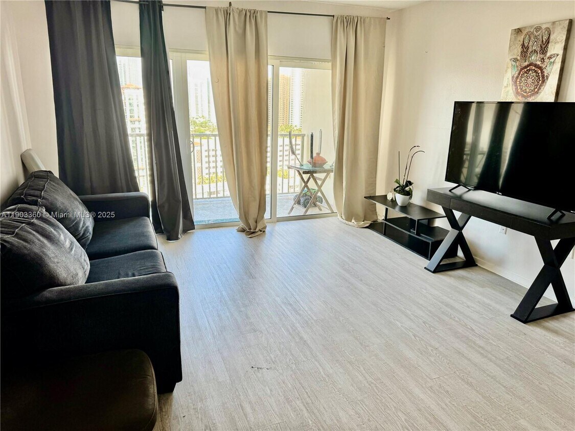 Foto principal - 300 Bayview Dr