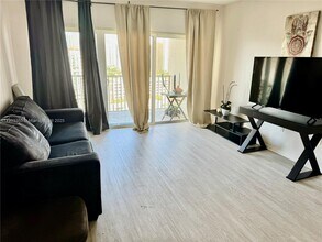 Building Photo - 300 Bayview Dr Building Photo - 300 Bayview Dr