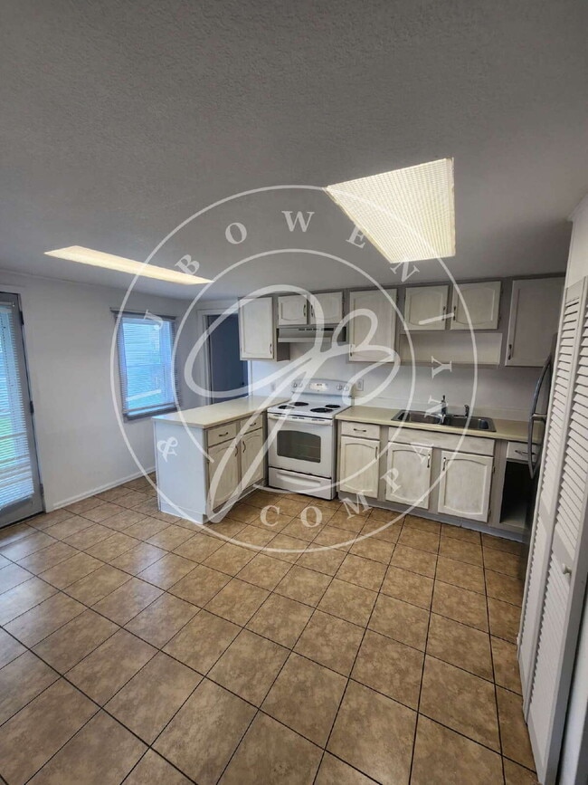 Building Photo - 2 story 2 bed with bonus room! Maumee Scho...
