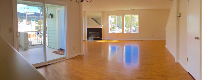 Living and Dining Area w/ French Doors - 1601 Liberty St