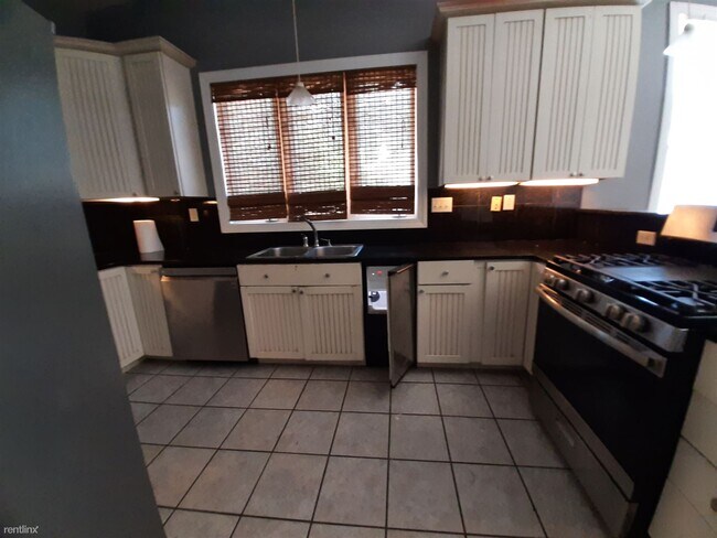 Building Photo - 4 br, 3 bath House - 1430 Queen City Ave R...