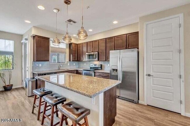 Building Photo - 2090 S Dorsey Ln